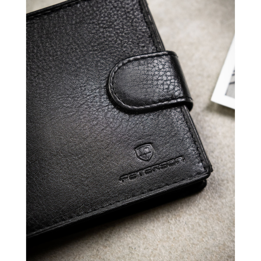 Poziomy, duży portfel męski ze skóry naturalnej w czarnym kolorze zamykany na zatrzask, w zestawie z brelokiem - Peterson