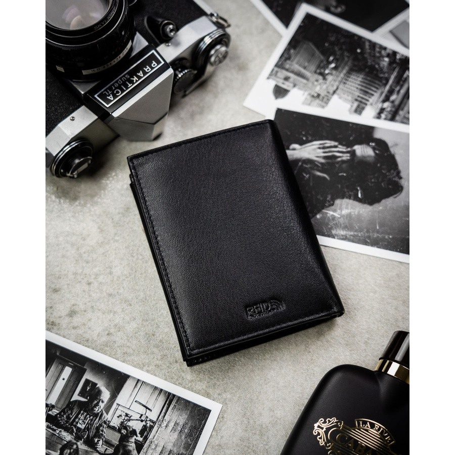 Skórzany portfel męski w czarnym kolorze w orientacji pionowej bez zapięcia zewnętrznego - Peterson