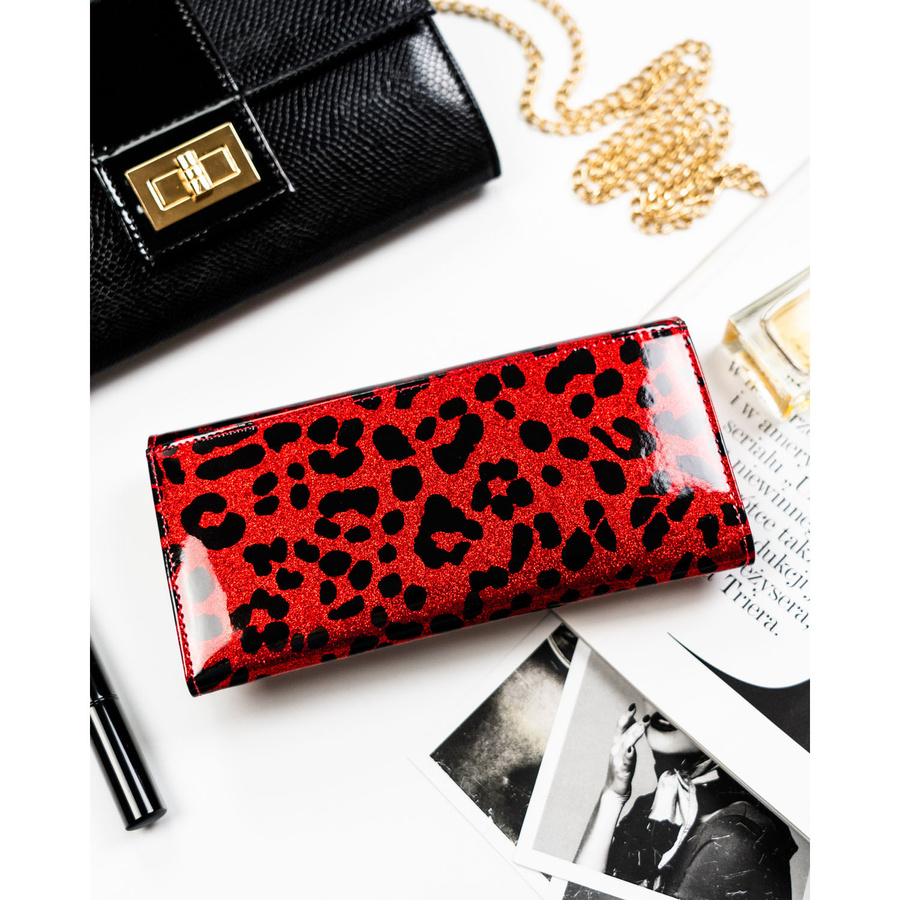 Duży portfel damski ze skóry ekologicznej i naturalnej w czerwonym kolorze zamykany zatrzaskiem - Peterson