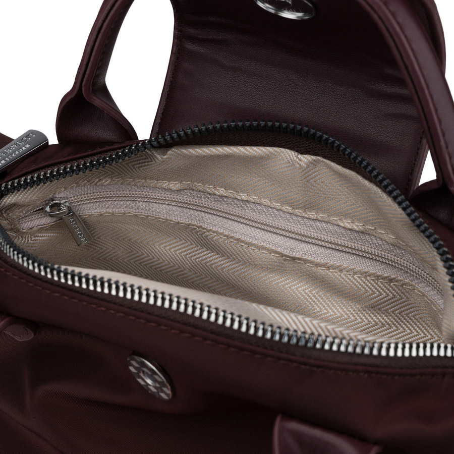 Bordowa listonoszka damska z poliestru zawieszona na szerokim pasku i poręcznych uchwytach - Peterson