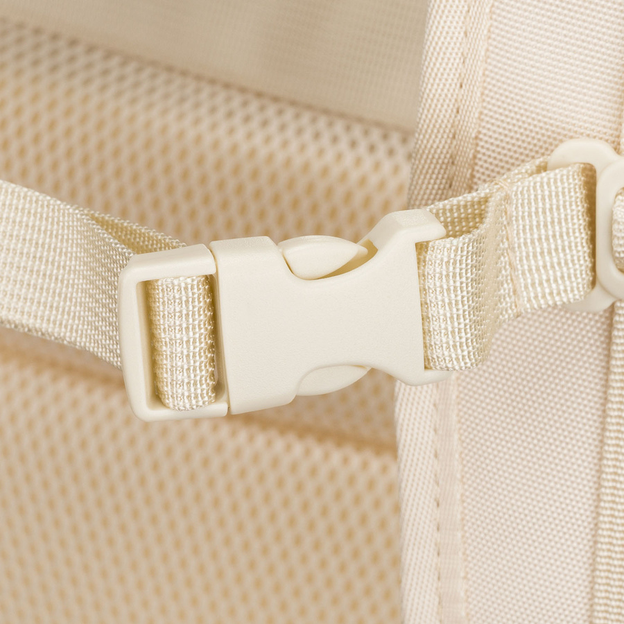 Praktyczny plecak podróżny w kolorze ecru, wyposażony w siatkowaną przegrodę i paski kompresyjne - Peterson