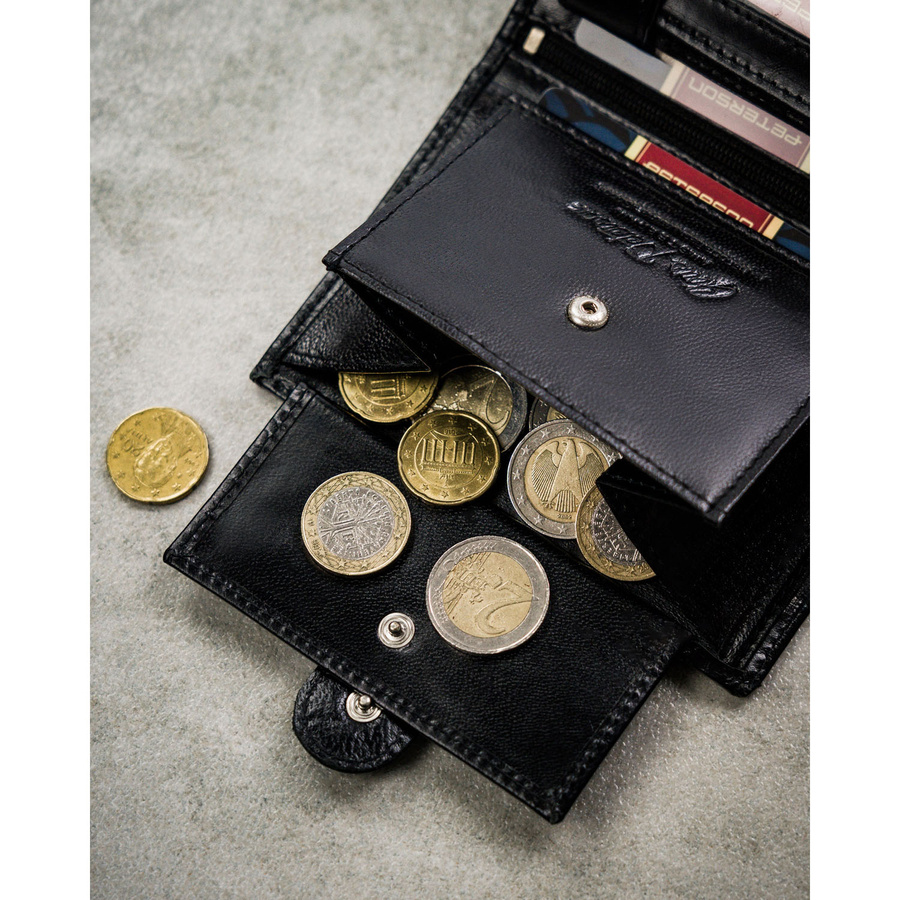 Zestaw prezentowy: skórzany portfel męski w czarnym kolorze zamykany zatrzaskiem i pasek ze skóry naturalnej - Peterson