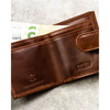 Mały i cienki, skórzany portfel męski w brązowym kolorze zamykany zatrzaskiem - Rovicky