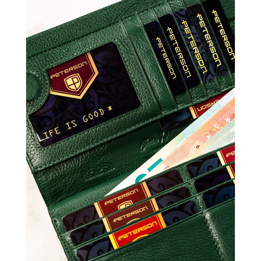 Pionowy portfel damski na magnes i zamek wykonany ze skóry naturalnej w zielonym kolorze - Peterson