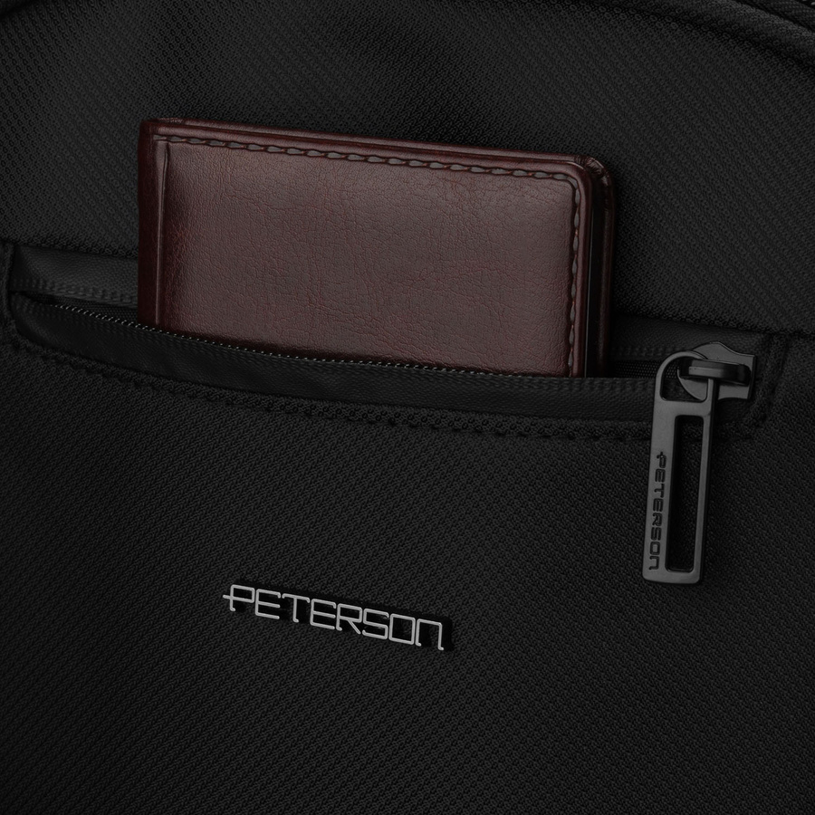 Młodzieżowy, miękki plecak szkolny z poliestru w czarnym kolorze, zawieszony na regulowanych szelkach - Peterson