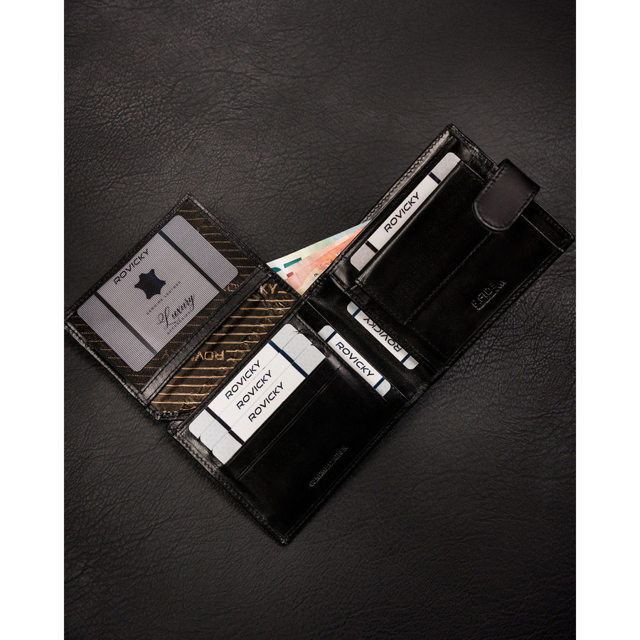 Portfel męski ze skóry naturalnej w czarnym kolorze zamykany zatrzaskiem - Rovicky
