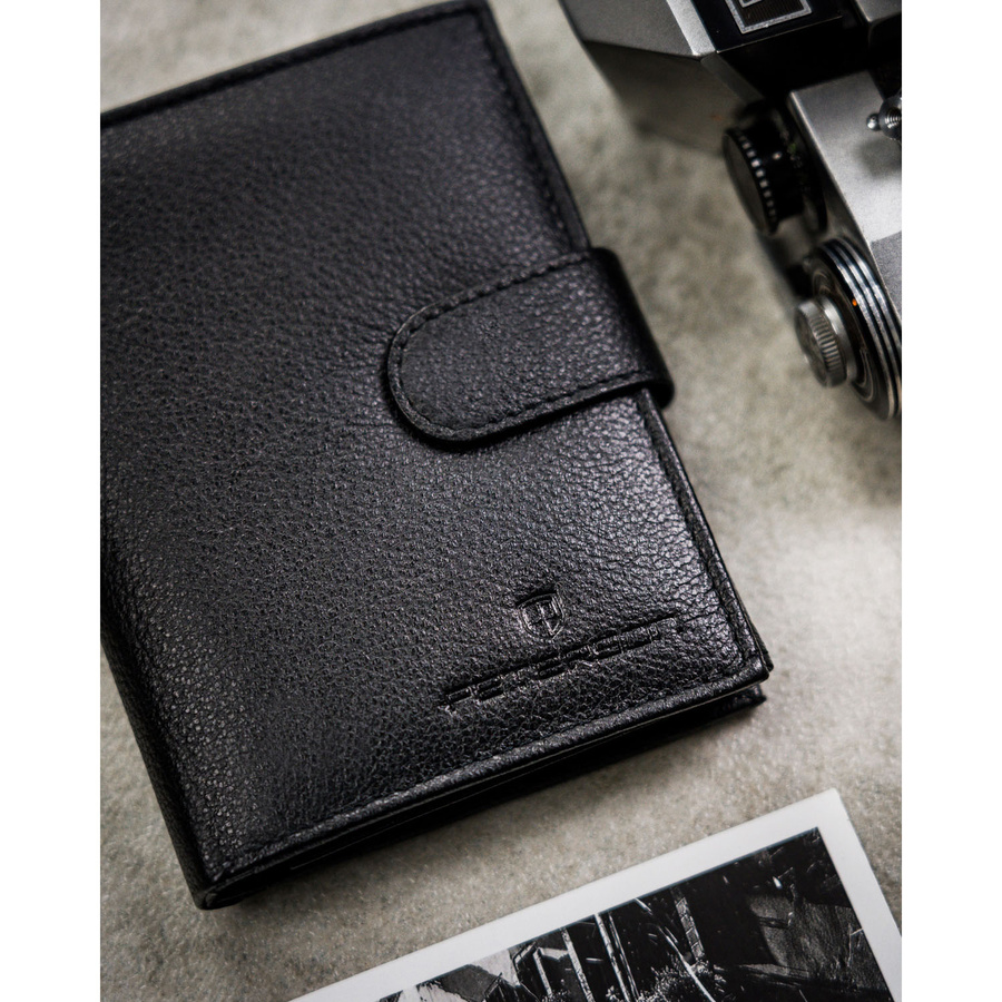 Czarny portfel męski ze skóry naturalnej zamykany zatrzaskiem i wyposażony w system RFID - Peterson