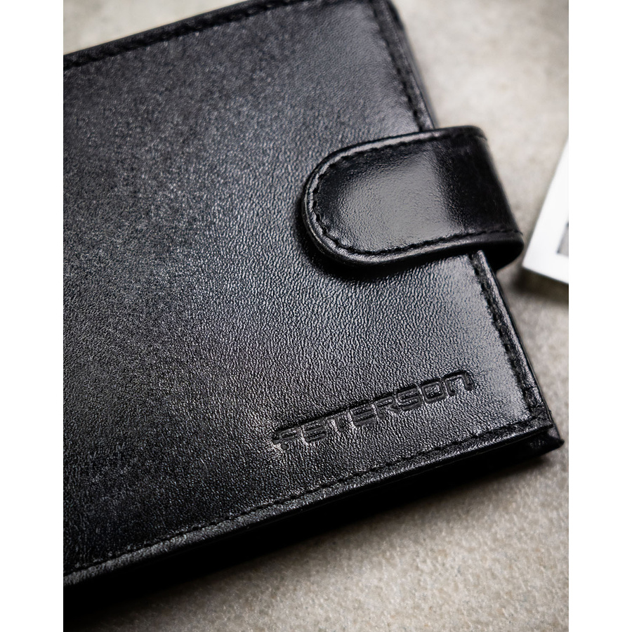 Poziomy, duży portfel męski ze skóry naturalnej w czarnym kolorze zamykany na zatrzask, w zestawie z brelokiem - Peterson