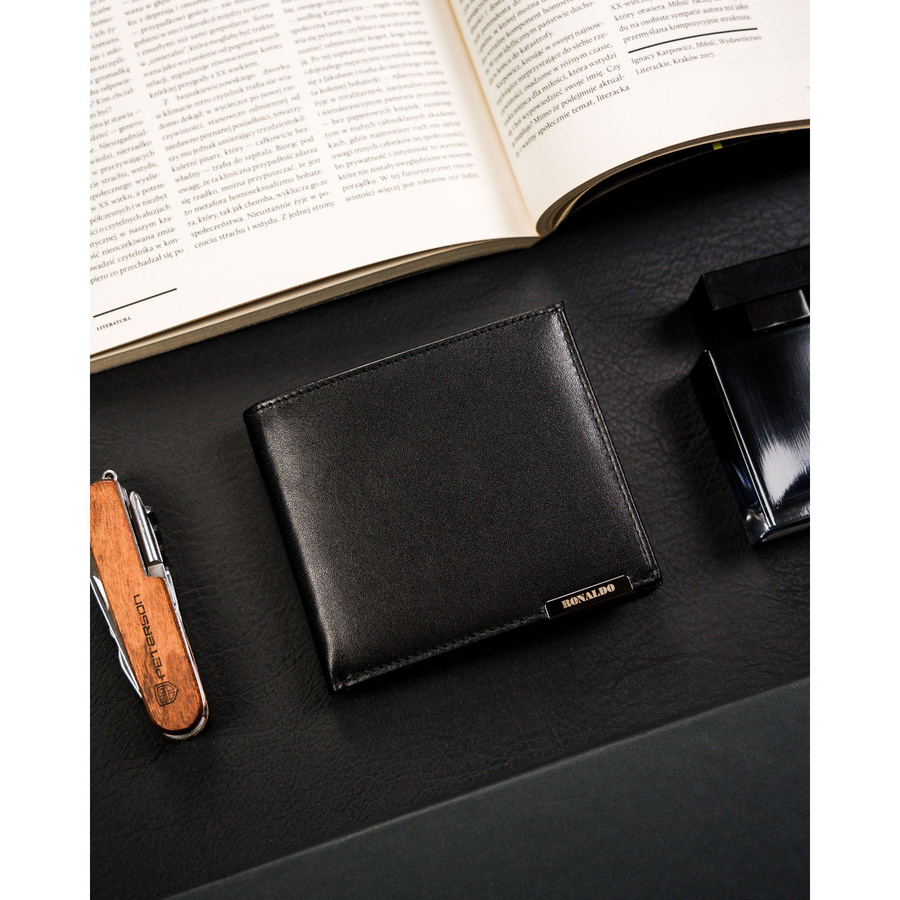 Poziomy, czarny portfel męski ze skóry naturalnej bez zapięcia zewnętrznego - Ronaldo