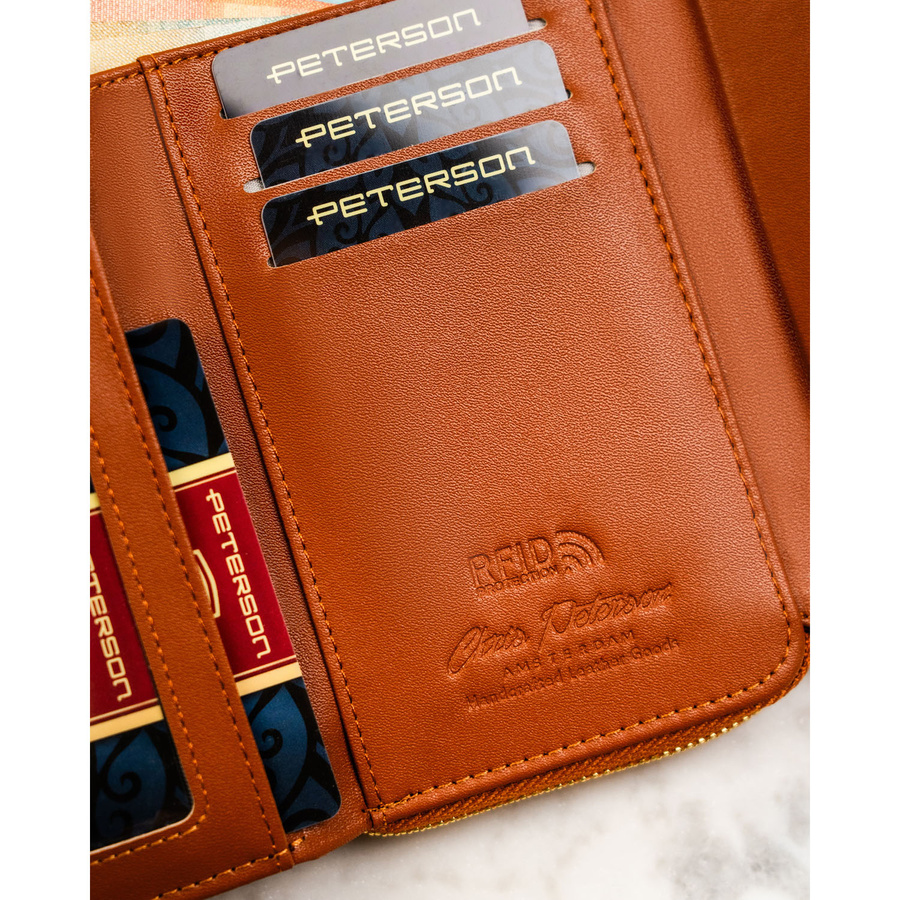 Brązowy portfel damski wykonany ze skóry ekologicznej i zamykany na zatrzask - Peterson