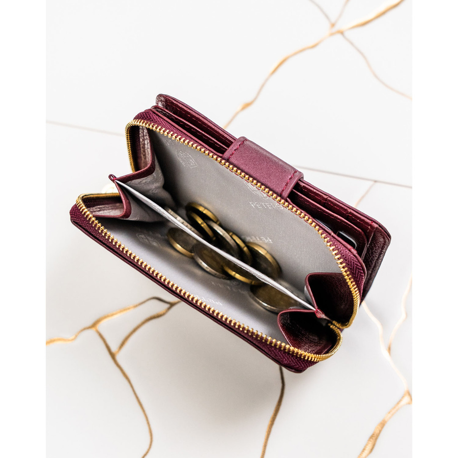 Fioletowy portfel damski ze skóry naturalnej i ekologicznej zamykany na suwak i zatrzask - Peterson