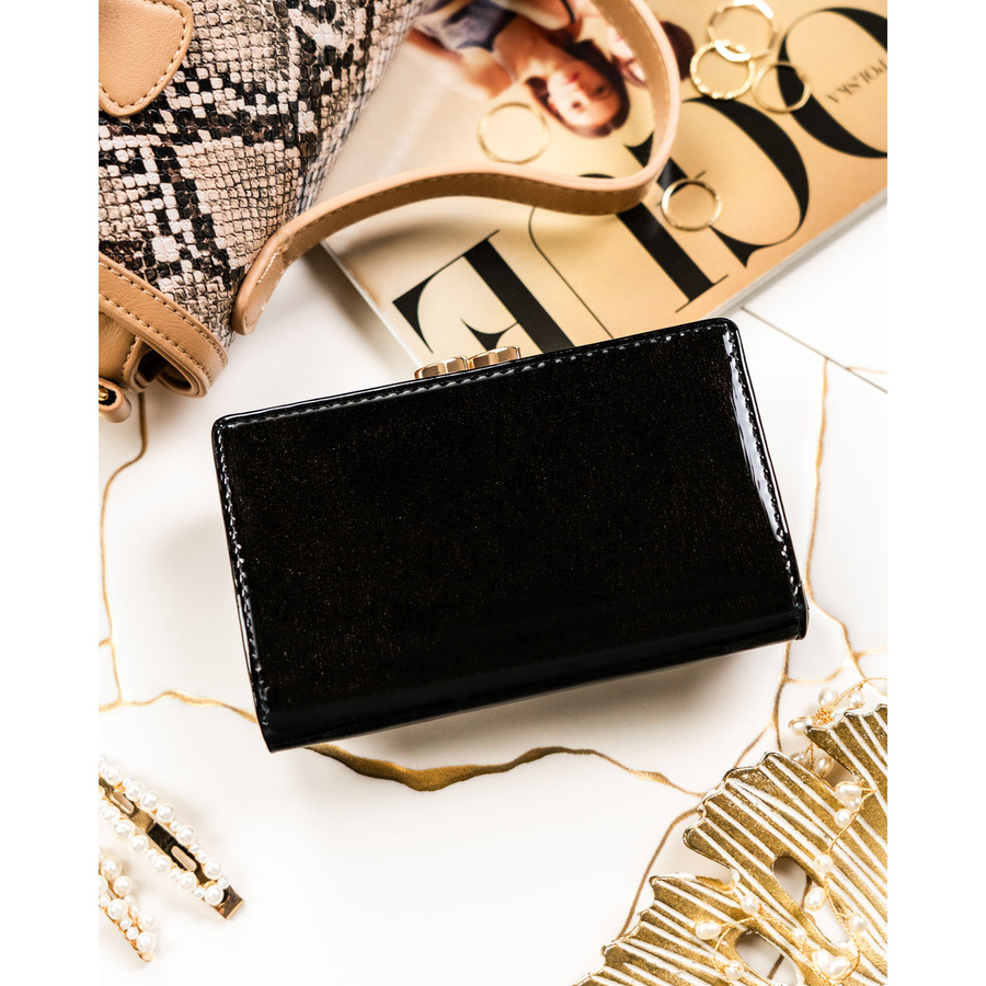 Czarny portfel damski z lakierowanej skóry naturalnej zamykany na zatrzask i bigiel - Rovicky