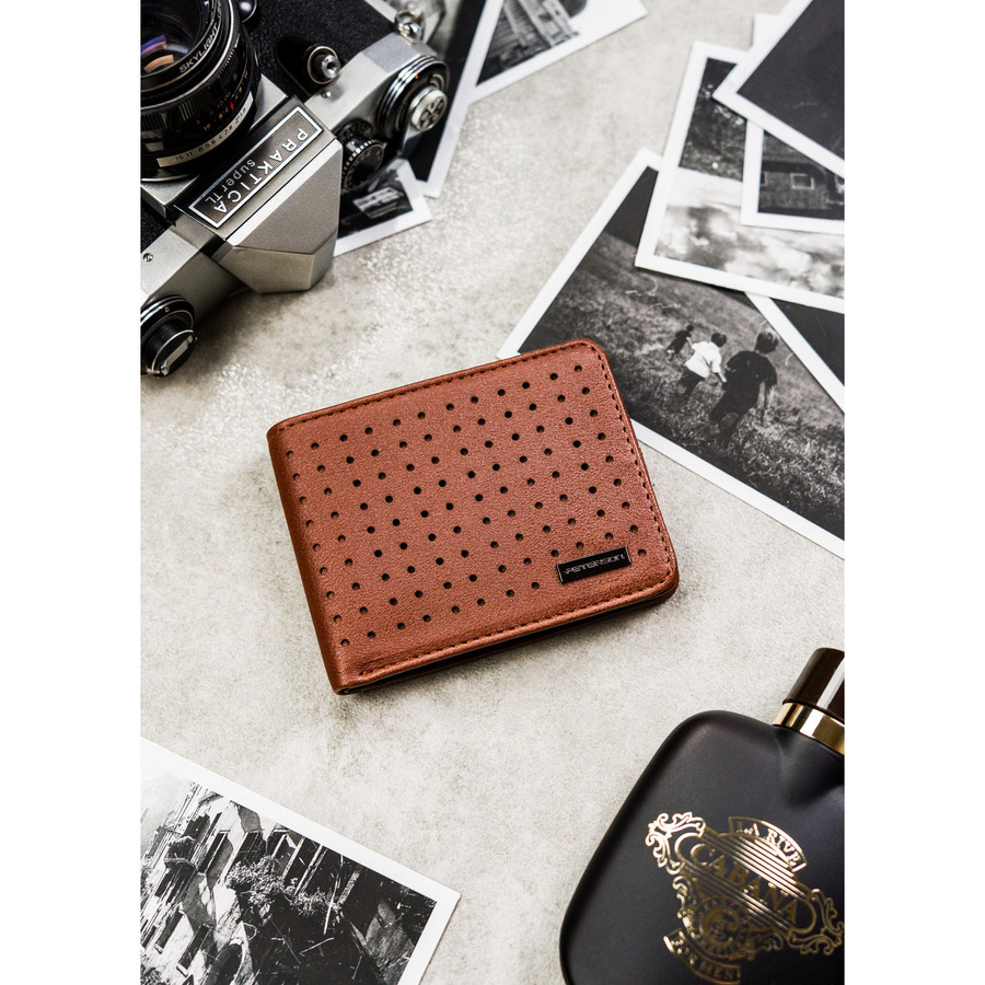 Brązowy portfel męski bez zapięcia z subtelnym, perforowanym zdobieniem - Peterson