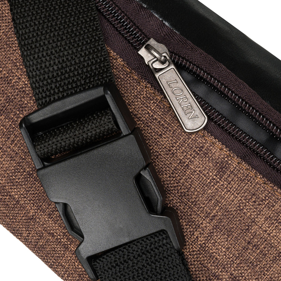 Miejska saszetka w brązowym kolorze zawieszona na regulowanym pasku