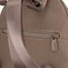 Mały, beżowy plecak damski wykonany z poliestru, wyposażony w dodatkowy pasek - Peterson