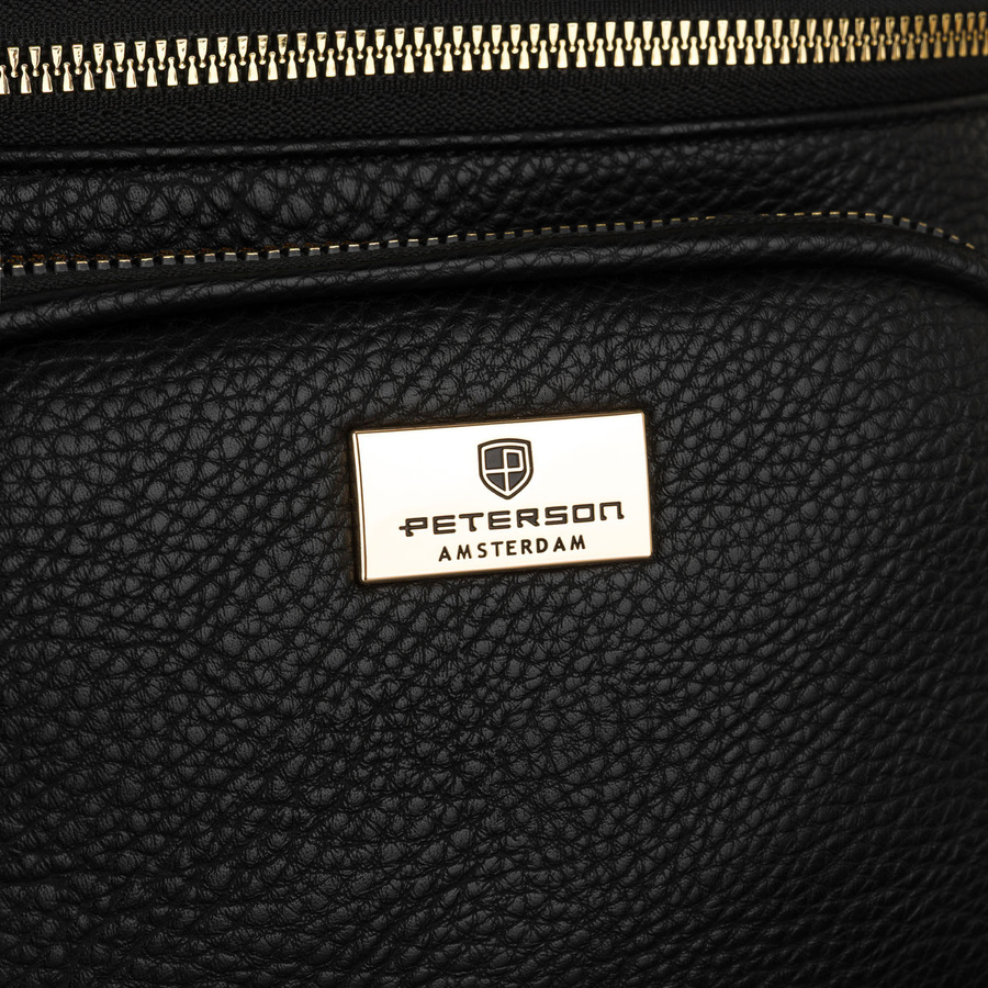 Czarna saszetka damska ze skóry ekologicznej zawieszona na regulowanym pasku - Peterson