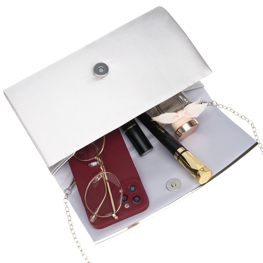 Kopertówka damska wykonana w srebrnym kolorze, zawieszona na srebrnym łańcuszku - Rovicky