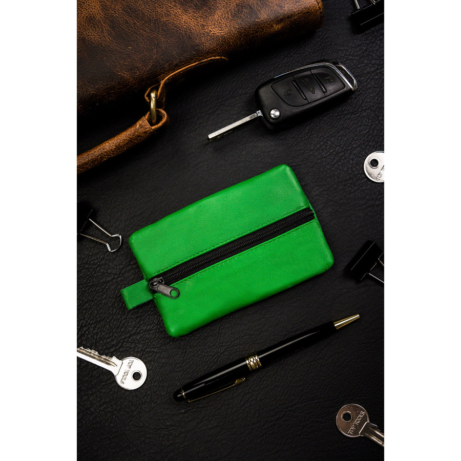 Niewielka kluczówka ze skóry naturalnej w ciemno zielonym kolorze z suwakiem na froncie