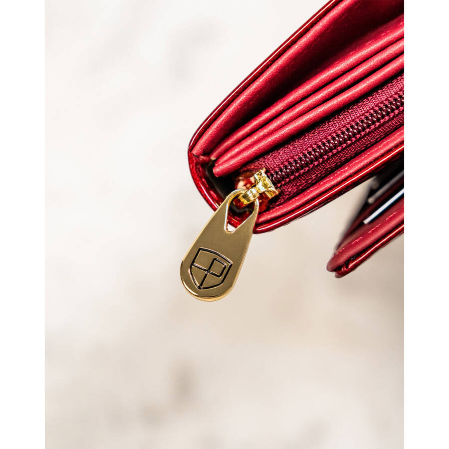 Skórzany portfel damski z klapką w czerwonym kolorze - Peterson