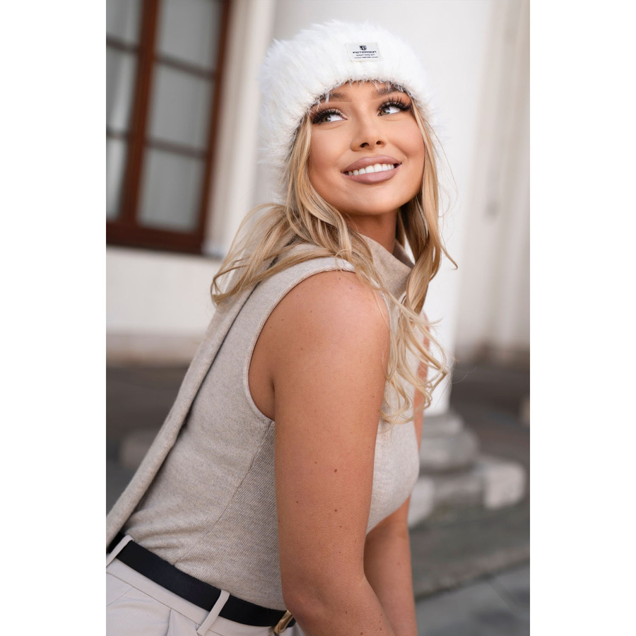 Biała czapka damska beanie wykonana z nylonu, pokryta fakturą imitującą futerko - Peterson