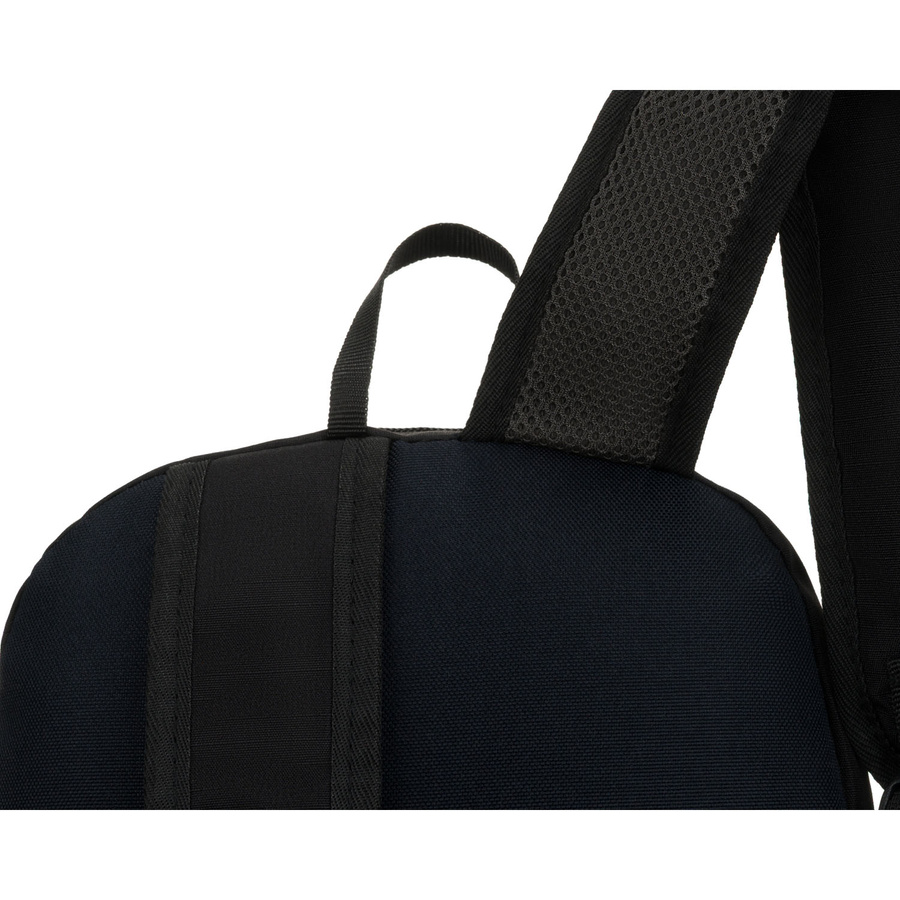 Czarny, turystyczny plecak zawieszony na regulowanych szelkach - Peterson
