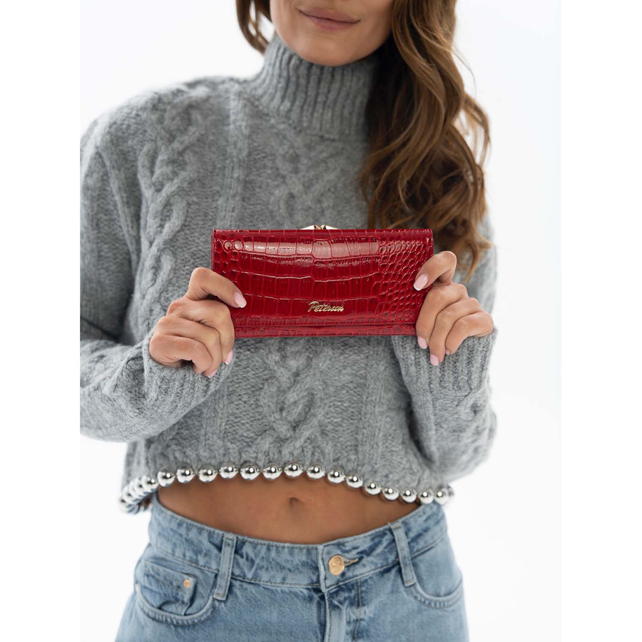 Lakierowany portfel damski we wzór skóry krokodyla w czerwonym kolorze - Peterson