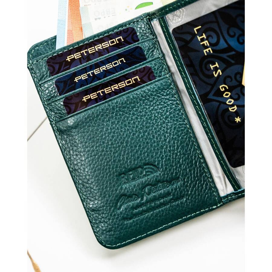 Pojemny portfel damski z lakierowanej skóry naturalnej w zielonym kolorze - Peterson