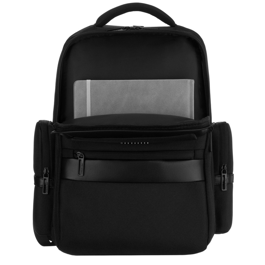 Plecak podróżny z poliestru w czarnym kolorze zawieszony na regulowanych szelkach - Peterson