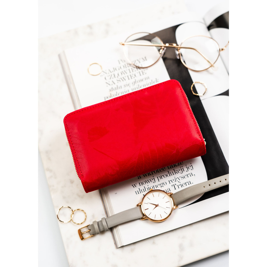 Portfel damski wykonany ze skóry ekologicznej w czerwonym kolorze w delikatne kwiaty - Peterson