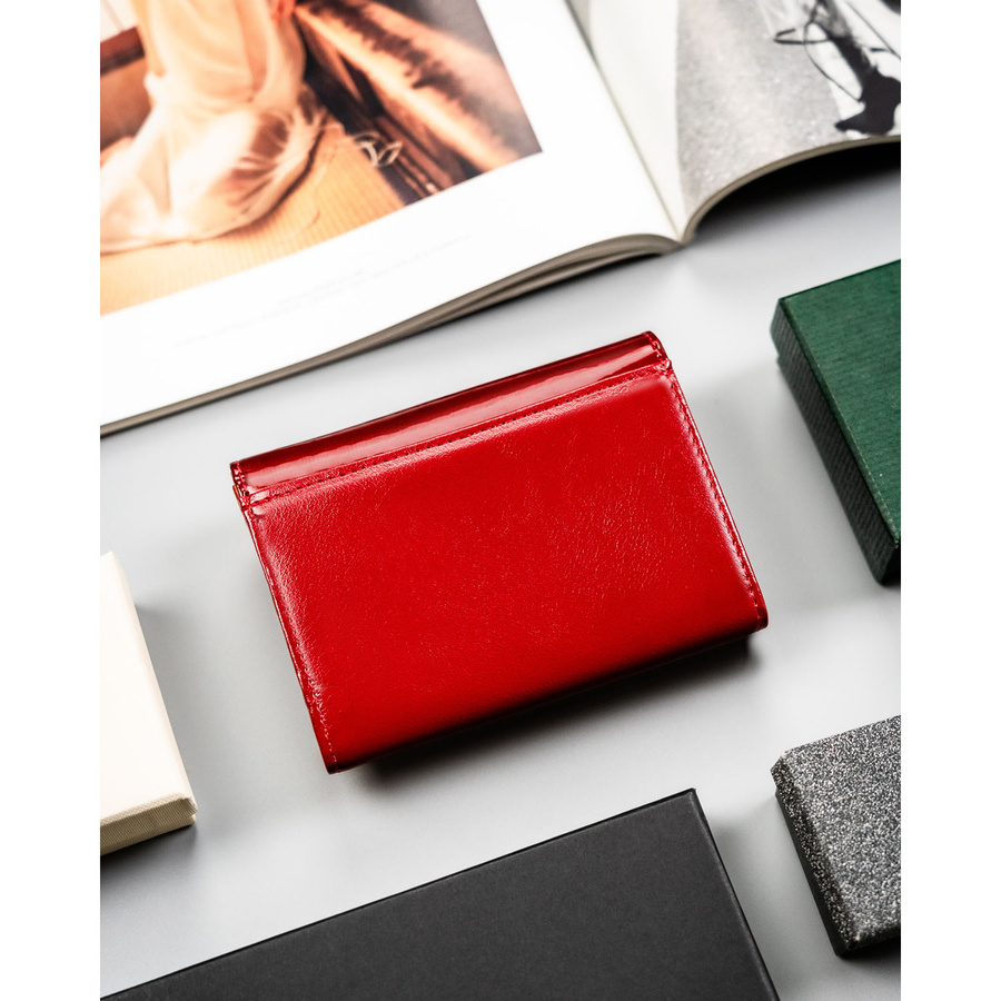 Duży, lakierowany portfel damski ze skóry naturalnej i ekologicznej w czerwonym kolorze, zamykany na zatrzask - Rovicky