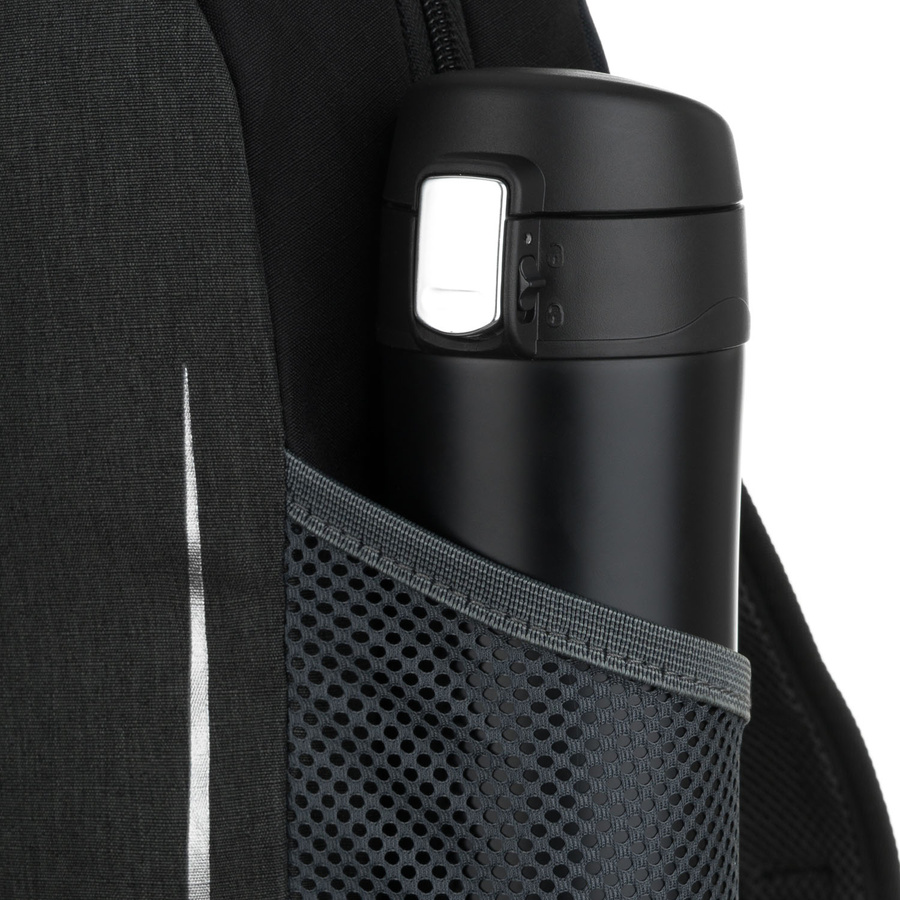 Czarny, turystyczny plecak zawieszony na regulowanych szelkach - Peterson