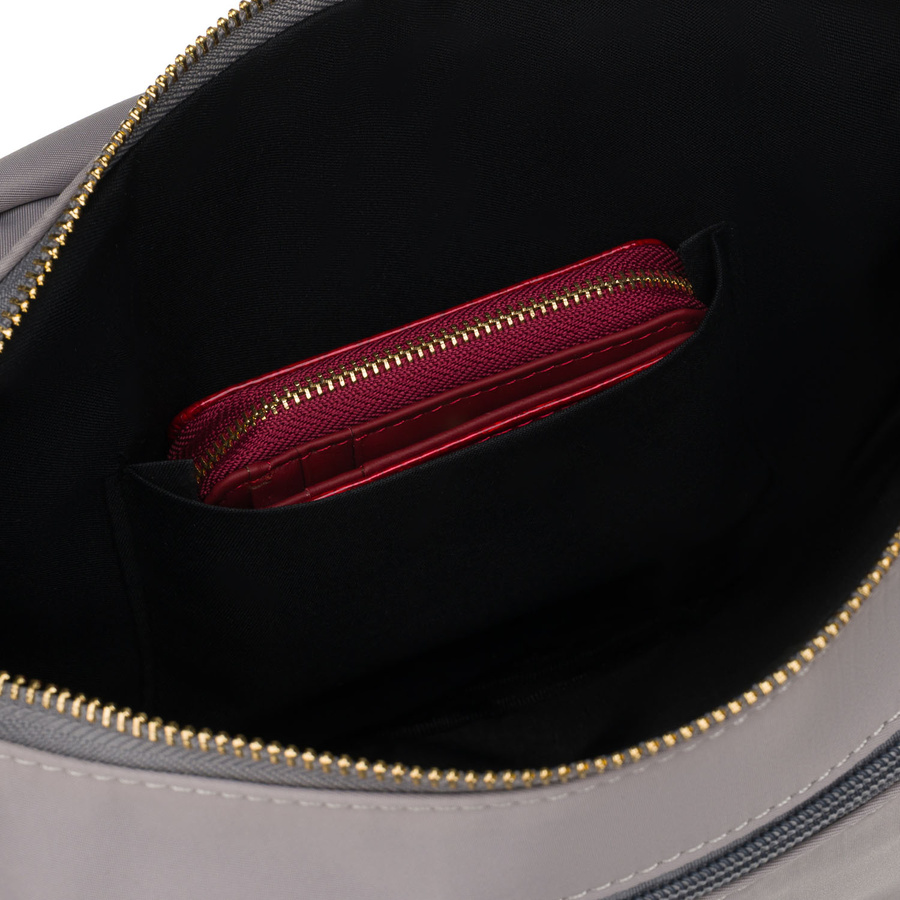 Szara torebka damska z nylonu, zawieszona na regulowanym pasku i zamykana suwakiem - Peterson