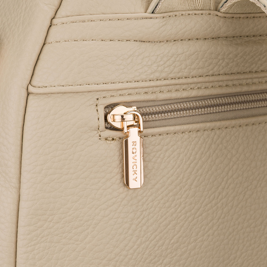 Elegancki plecak damski z bocznymi kieszeniami wykonany ze skóry ekologicznej w beżowym kolorze - Rovicky