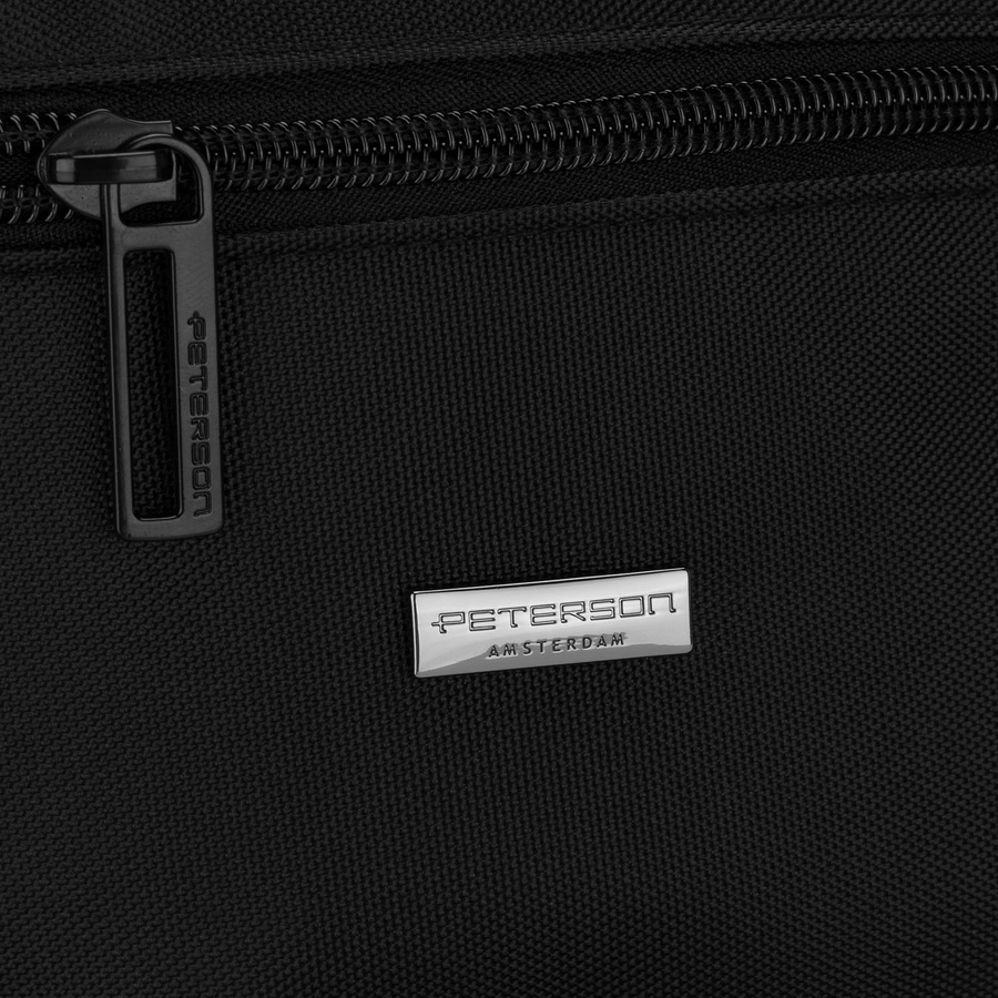 Czarna saszetka męska z kieszeniami zewnętrznymi na suwak zawieszona na regulowanym pasku - Peterson
