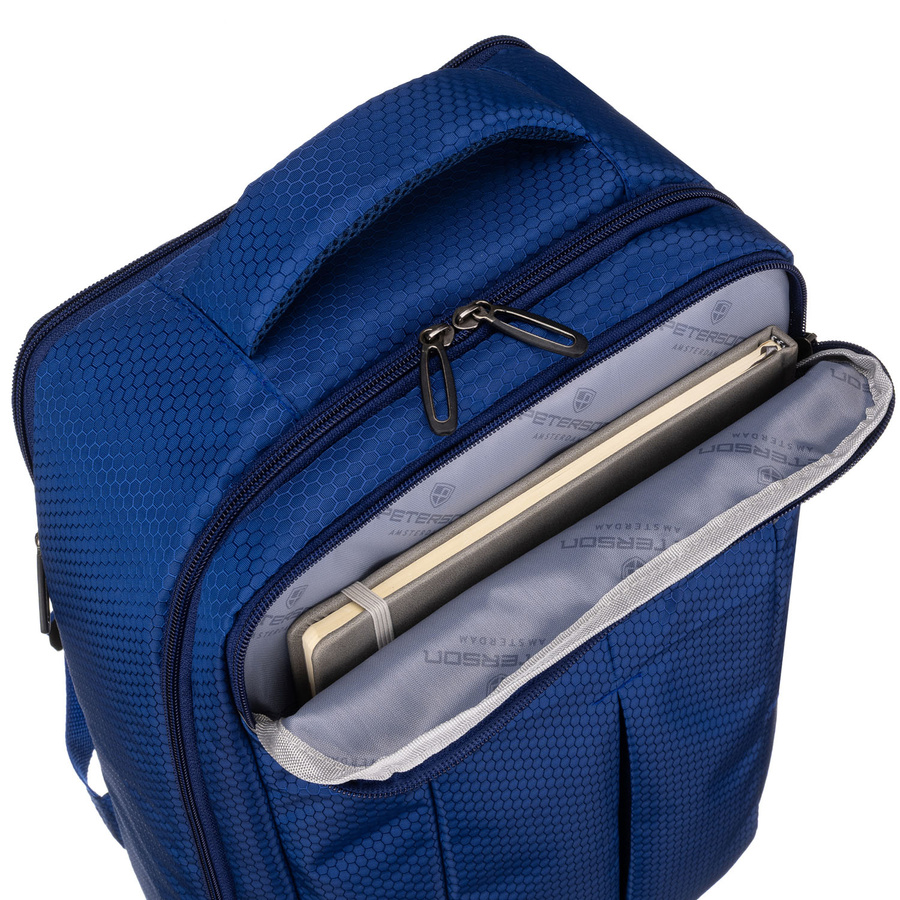 Granatowy plecak z poliestru wyposażony w oddychające szelki - Peterson