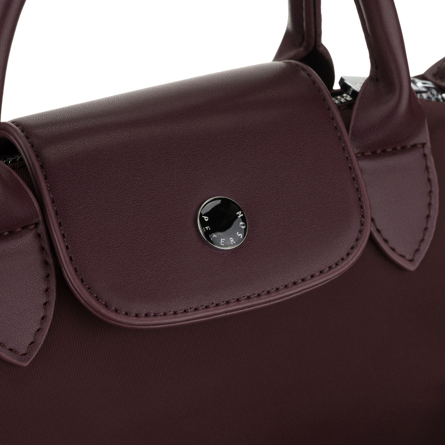 Bordowa listonoszka damska z poliestru zawieszona na szerokim pasku i poręcznych uchwytach - Peterson