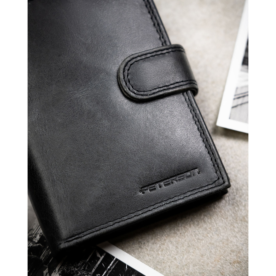 Pionowy portfel męski ze skóry naturalnej w czarnym kolorze zamykany na zatrzask - Peterson