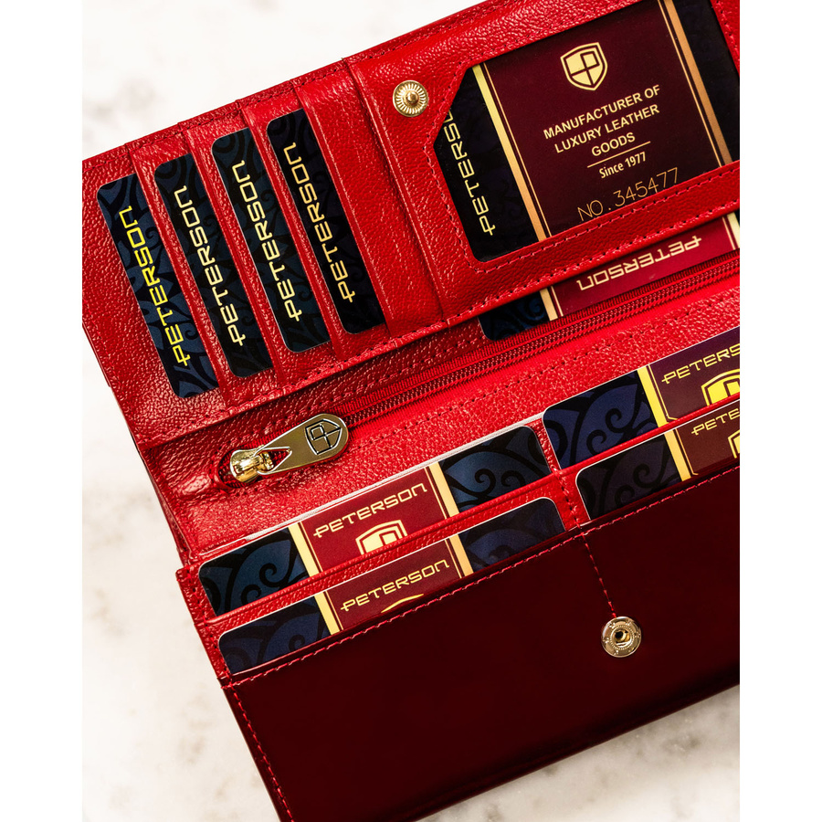 Skórzany portfel damski w czerwonym kolorze zamykany na bigiel i klapką na zatrzask - Peterson