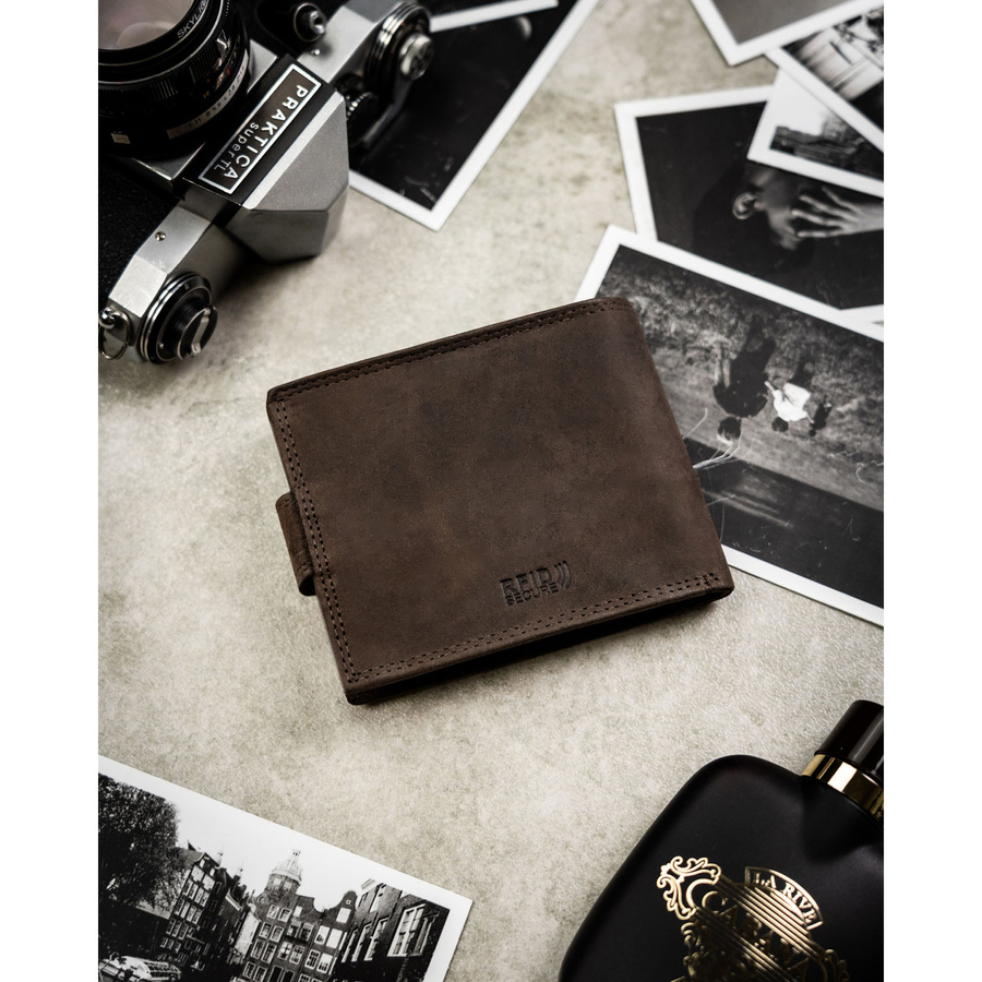 Zestaw prezentowy: brelok i brązowy, skórzany portfel męski z zapięciem na zatrzask - Peterson