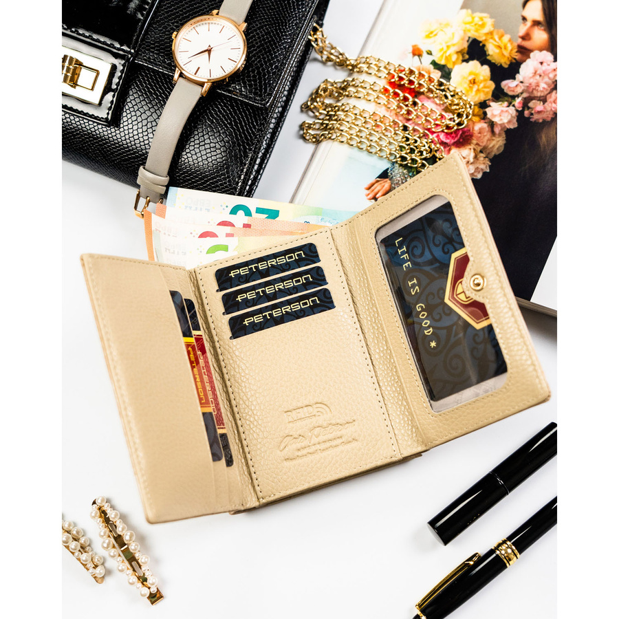 Beżowy portfel damski ze skóry naturalnej i ekologicznej pokryty roślinnym wzorem - Peterson