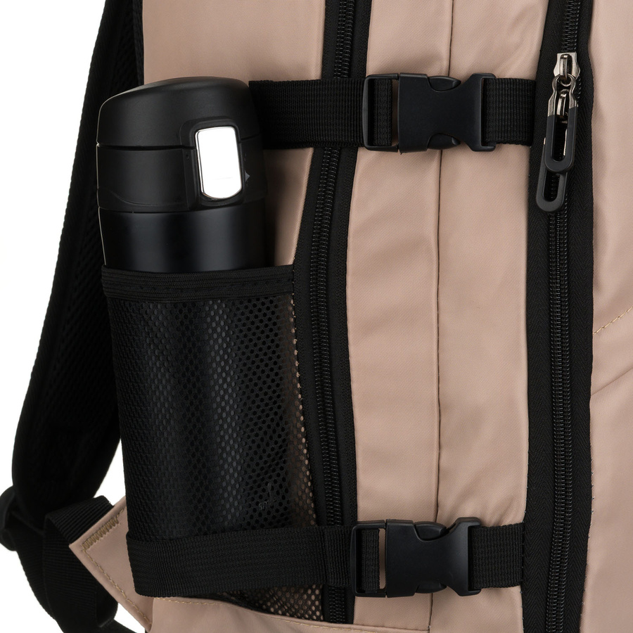 Beżowy plecak podróżny z poliestru zawieszony na regulowanych szelkach - Peterson