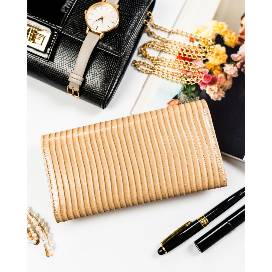 Beżowy portfel damski ze skóry naturalnej i ekologicznej zamykany zatrzaskiem, ozdobiony wzorem w plecionkę - Peterson