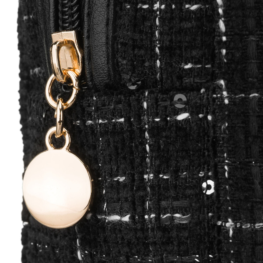 Czarna, pojemna kosmetyczka damska wykonana z materiału syntetycznego, zamykana suwakiem - Rovicky