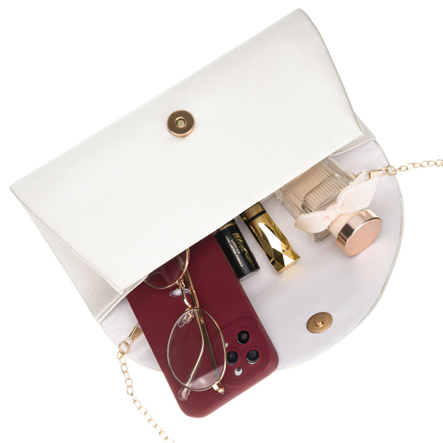 Biała kopertówka damska wykonana z tkaniny syntetycznej zawieszona na łańcuszku - Rovicky