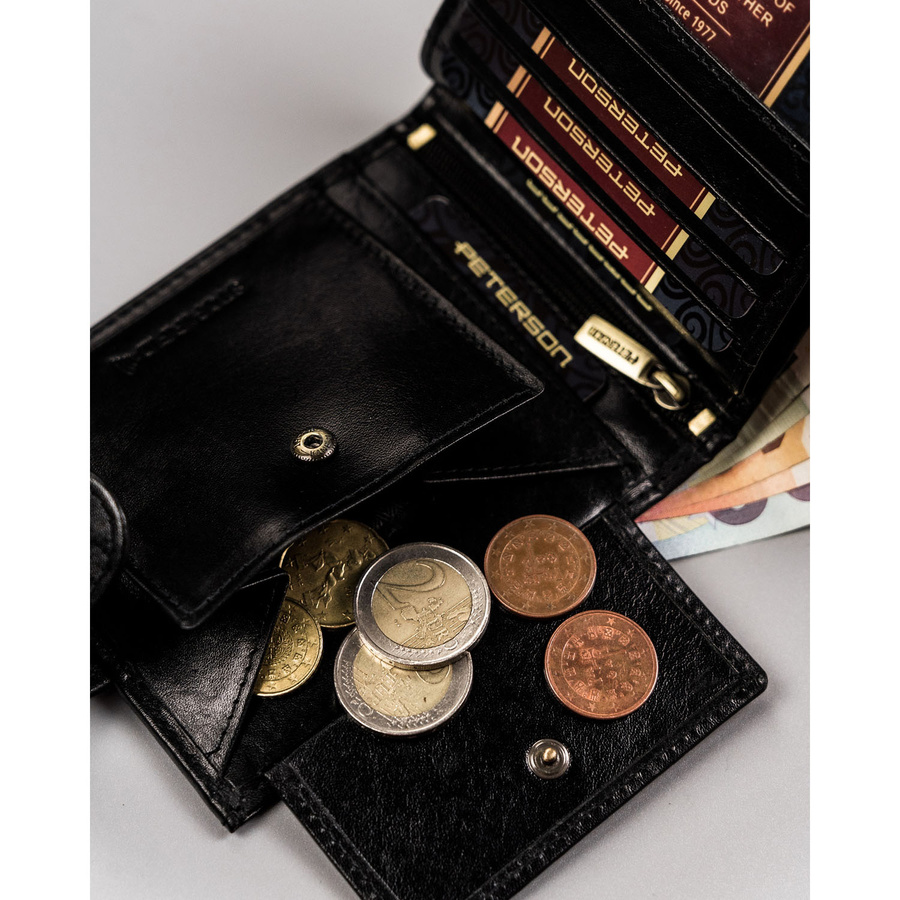 Czarny, duży portfel męski wykonany ze skóry naturalnej i zamykany na zatrzask - Peterson
