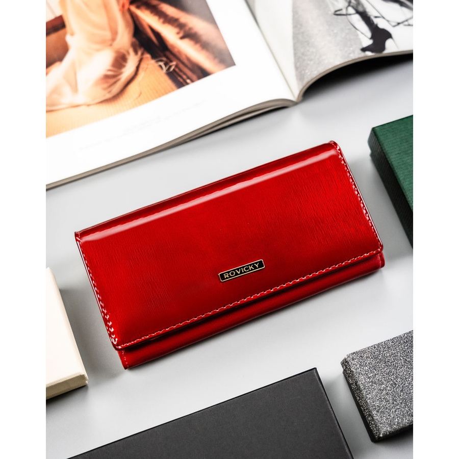 Duży, poziomy, czerwony portfel damski ze skóry naturalnej i ekologicznej zamykany zatrzaskiem - Rovicky