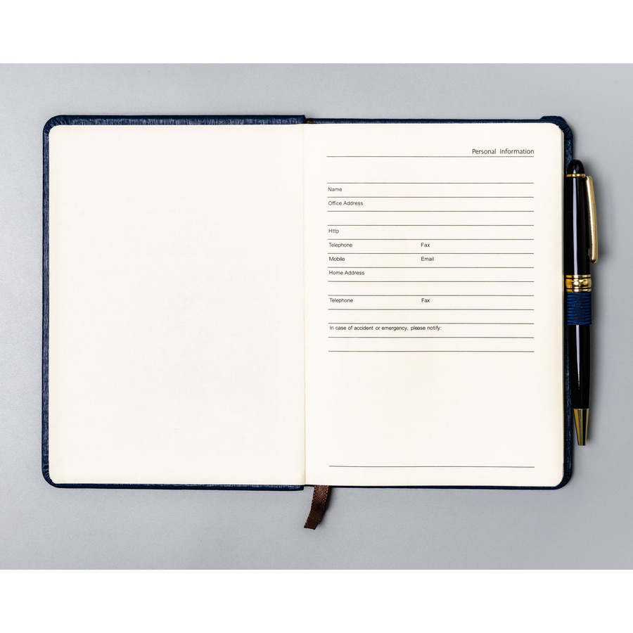 Granatowy notes w formacie B6 zadrukowany w linie, wyposażony w gumkę zamykającą - Peterson