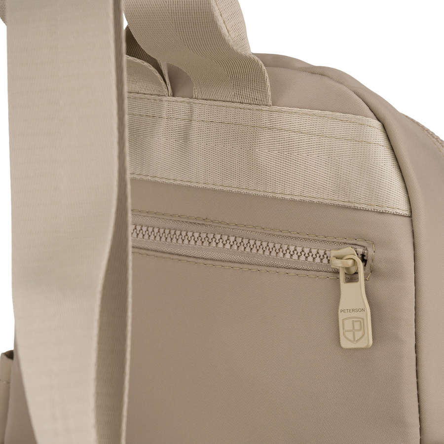 Praktyczny plecak damski wykonany z poliestru w kolorze ecru, jednokomorowy - Peterson