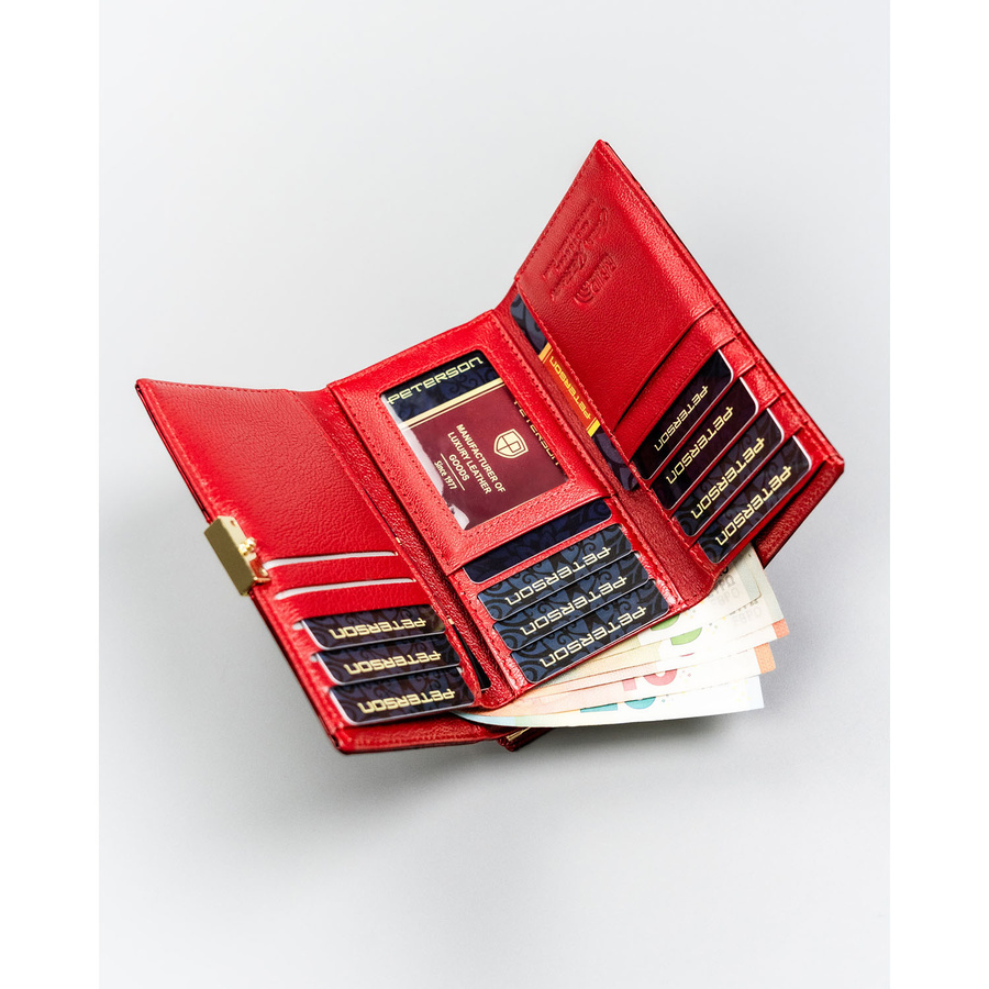 Portfel damski ze skóry naturalnej w czerwonym kolorze, zamykany biglem i zatrzaskiem - Peterson
