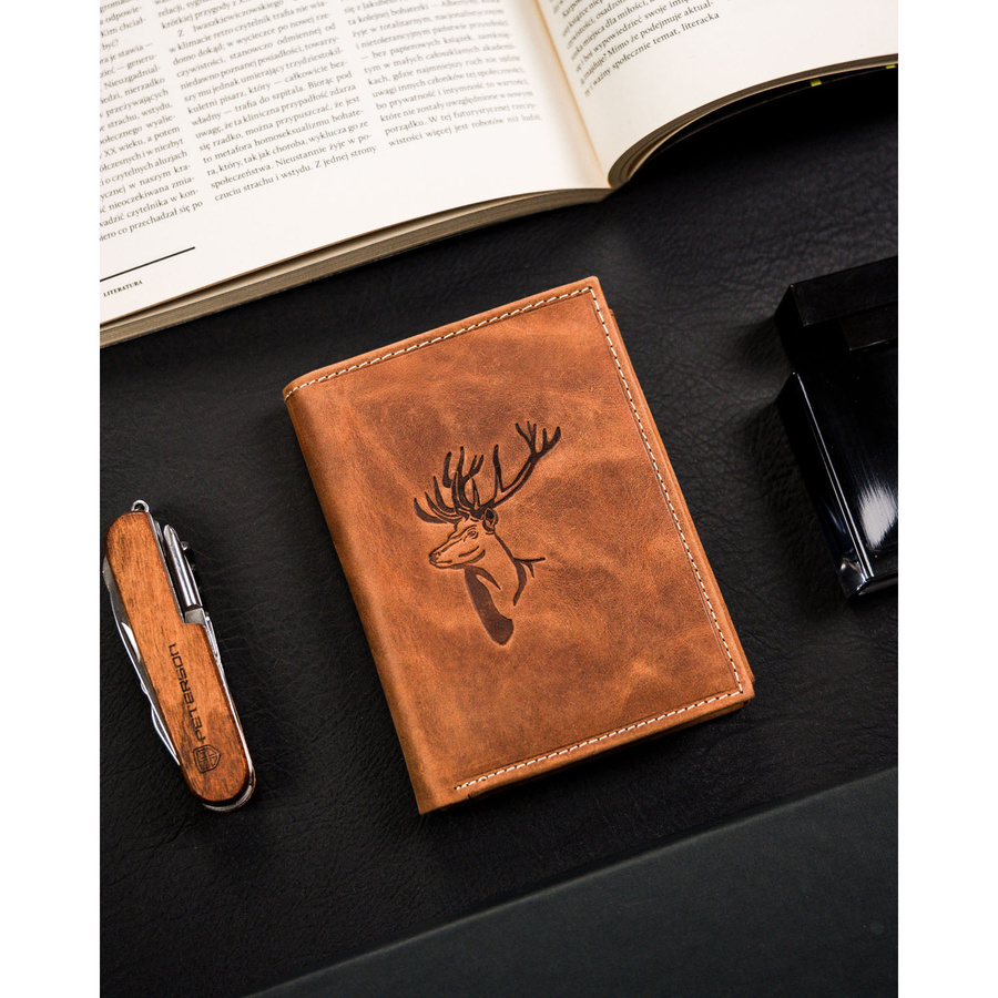 Brązowy portfel męski ze skóry naturalnej z tłoczeniem w kształcie jelenia